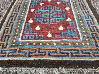 A lovely tibetan Khagangma from late 19th century in all wool.
A Mandala like medallion and pearl and " T " board .65×61 cm
Lighter wear in the centre and one end with minor  ...