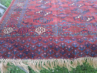A large turkmen Chuval 154x95 cm.
Probably from around 1920.
Have some issues but very decorative as it is.

Only 200 euro + shipping            