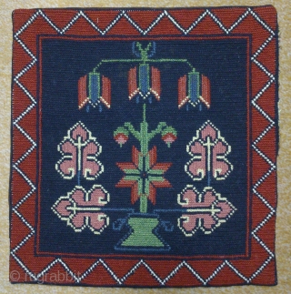 Antique cushion Swedish cross stitch, no: 203, size: 34*36cm, wool on linen, all natural colors.                  