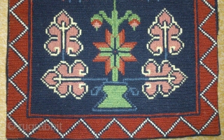 Antique cushion Swedish cross stitch, no: 203, size: 34*36cm, wool on linen, all natural colors.                  