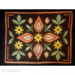 Embroidery wool on linen, size: 53*41 cm                          