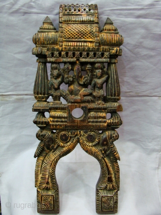 Wooden Kavadi from Tamil Nadu ( South India ).

 Teak Wood . Ganesha & Kartike.

 Size: 6 x 25 x 52 Cms.

 Pair.          