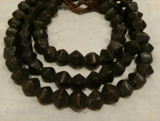 Kond Tribe Bronze Beads from Orissa, South-East India.
 
 Very Old and Very Good Patina.

 Wax Casting Beads.

 10 mm Size of Beads and 81 Beads of Necklace.     