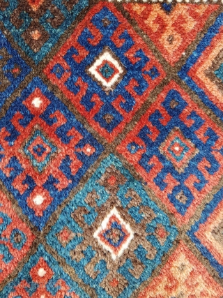 Unusual LONG Jaff Kurdish bagface rug with thick lush pile. 

I have not seen any Jaff bagfaces so long.... measures roughly 102 cm x 43 cm 

Super quality wool - soft soft  ...