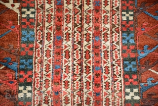 Kurdish runner End 19th century or 1st half of 20th century
Excellent condition, full pile
no repile or repairs
size : 335 x 120 cm 11.0 x 4.0 ft       