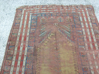 antique mudjur rug
cond:very low
155x133 cm