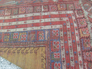 antique mudjur rug
cond:very low
155x133 cm