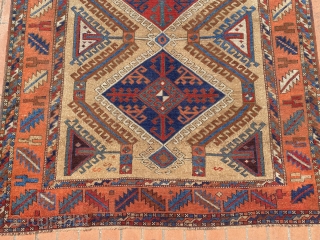 east anatolian center bottom all camel wool
dragon design excellent condition 1,94 x 1,30 1800 circa                  