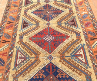 east anatolian center bottom all camel wool
dragon design excellent condition 1,94 x 1,30 1800 circa                  