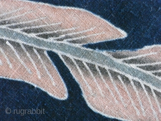 Phoenix feather and pawlonia indigo tsutsugaki panel, Japan, Meiji (circa 1890), cm 157x32. Striking panel of hand-drawn rice-paste resisted tsutsugaki indigo cotton, dating to the second half of Meiji period (1868-1912). It  ...
