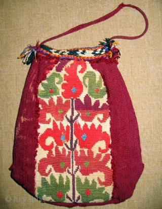 Rare antique Uzbek Lakai money bag, late 19th, in excellent condition, natural dyes, nice embroidery. Size is 7" x 5.5".             