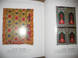 Clouds Captured in Silk: Ikats from Turkestan, Tair F. Tairov Collection, Moscow 2002, with signature of the author.

101 Color Plates 134 pp. 10 x 10 Paperback in NEW condition.

Pushkin State Museum exhibition  ...