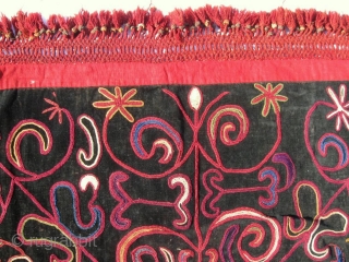 Antique Kirghiz nomads tent decoration, mirror bag, silk embroidered on velvet, circa 1900. Large size is 95-95 cm, 38x38 inches. In very good condition, natural dyes, without color run places, stains, holes. 