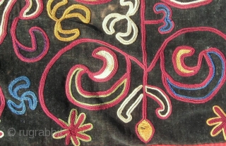 Antique Kirghiz nomads tent decoration, mirror bag, silk embroidered on velvet, circa 1900. Large size is 95-95 cm, 38x38 inches. In very good condition, natural dyes, without color run places, stains, holes. 