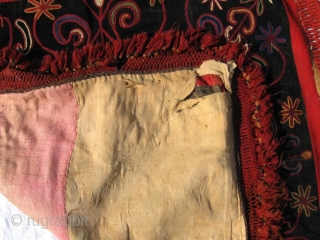 Antique Kirghiz nomads tent decoration, mirror bag, silk embroidered on velvet, circa 1900. Large size is 95-95 cm, 38x38 inches. In very good condition, natural dyes, without color run places, stains, holes. 