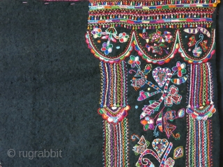 Tunisa Arab tribal wedding veil. embroidery on hand loomed and tie-dyed wool fabric. Traditional Tunisian couching embroidery with their designs. Circa 1940s
Size: 30″ X 42″ with tassels      