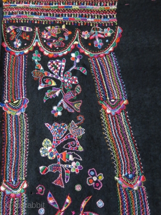 Tunisa Arab tribal wedding veil. embroidery on hand loomed and tie-dyed wool fabric. Traditional Tunisian couching embroidery with their designs. Circa 1940s
Size: 30″ X 42″ with tassels      