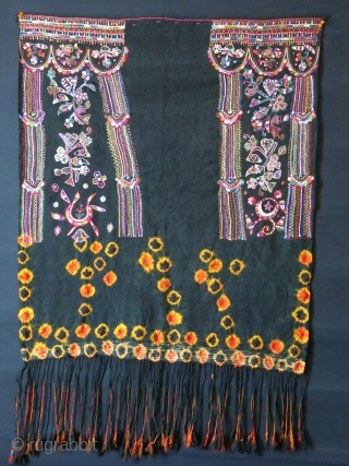 Tunisa Arab tribal wedding veil. embroidery on hand loomed and tie-dyed wool fabric. Traditional Tunisian couching embroidery with their designs. Circa 1940s
Size: 30″ X 42″ with tassels      