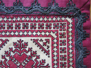 Palestinian embroidery with metallic lacing border. Size : 29 cm X 27.5 cm vedatkaradag@gmail.com                   