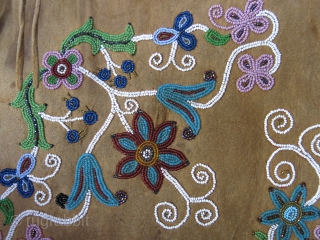 Northwest of United States, Indian fine beaded emrboidery on bufallo skin pillow case, circa 1900 - 1920s great condition. Size : 21 " X 21 " - 53 cm X 53 cm  ...