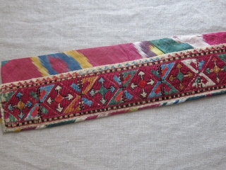 Uzbekistan - Lakai silk and little wool embroidered belt. Great condition. Baking ikat replaced on the way. Circa 1900 or earlier - Size : 45" by little over 3" - 114 cm  ...