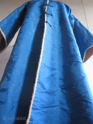 Gorgeous Fur lined and damask blue silk chinese man's coat - late 19c - Blue silk damask with peonies and lotus. It is fully lined with a patchwork of buckled thin fur,  ...