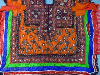 Indian Kutch Or Gujarat silk and embroidered blouse early 20 c. Pecfect condition.
More information on http://villa-rosemaine.com/bourse/pieces/blouse-kutch-sindh-ou-gujarat-indes-d%C3%A9but-20e                 