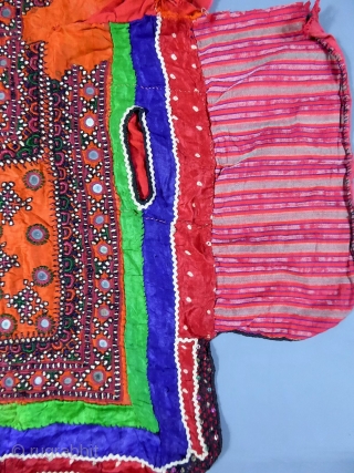 Indian Kutch Or Gujarat silk and embroidered blouse early 20 c. Pecfect condition.
More information on http://villa-rosemaine.com/bourse/pieces/blouse-kutch-sindh-ou-gujarat-indes-d%C3%A9but-20e                 