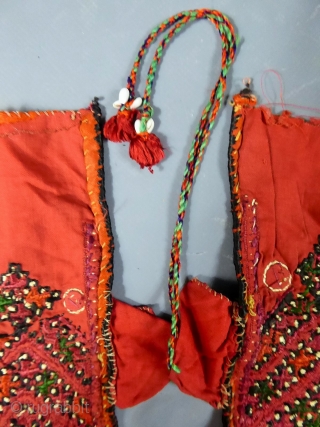 Indian Kutch Or Gujarat silk and embroidered blouse early 20 c. Pecfect condition.
More information on http://villa-rosemaine.com/bourse/pieces/blouse-kutch-sindh-ou-gujarat-indes-d%C3%A9but-20e                 