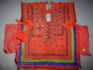 Indian Kutch Or Gujarat silk and embroidered blouse early 20 c. Pecfect condition.
More information on http://villa-rosemaine.com/bourse/pieces/blouse-kutch-sindh-ou-gujarat-indes-d%C3%A9but-20e                 