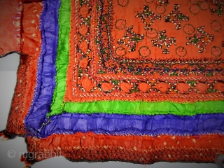 Indian Kutch Or Gujarat silk and embroidered blouse early 20 c. Pecfect condition.
More information on http://villa-rosemaine.com/bourse/pieces/blouse-kutch-sindh-ou-gujarat-indes-d%C3%A9but-20e                 