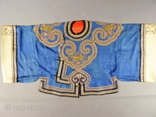 Informal chinese jacket for women - 19c Qing Dynasty. With lion's badges. Excellent condition except dicret water halo on the blue silk and light spots on cream silk handles. Hight 63 cm,  ...