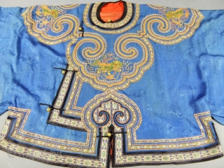 Informal chinese jacket for women - 19c Qing Dynasty. With lion's badges. Excellent condition except dicret water halo on the blue silk and light spots on cream silk handles. Hight 63 cm,  ...