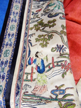 Informal chinese jacket for women - 19c Qing Dynasty. With lion's badges. Excellent condition except dicret water halo on the blue silk and light spots on cream silk handles. Hight 63 cm,  ...