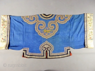 Informal chinese jacket for women - 19c Qing Dynasty. With lion's badges. Excellent condition except dicret water halo on the blue silk and light spots on cream silk handles. Hight 63 cm,  ...