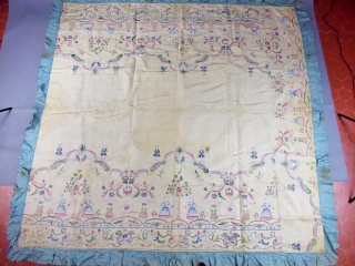 Rare Chinese painted silk for export to Europe 18c (Indies company). Hanging or bedspread pencilled on cream watersilk; Mixing of chinese elements with European figures in Roccoco early style. Good condition but  ...