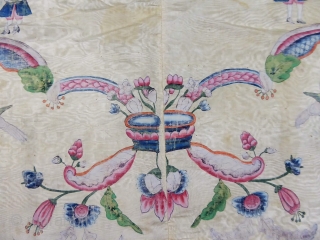 Rare Chinese painted silk for export to Europe 18c (Indies company). Hanging or bedspread pencilled on cream watersilk; Mixing of chinese elements with European figures in Roccoco early style. Good condition but  ...