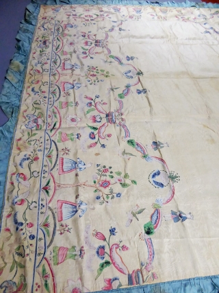 Rare Chinese painted silk for export to Europe 18c (Indies company). Hanging or bedspread pencilled on cream watersilk; Mixing of chinese elements with European figures in Roccoco early style. Good condition but  ...