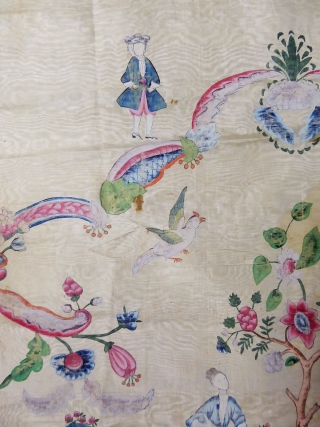 Rare Chinese painted silk for export to Europe 18c (Indies company). Hanging or bedspread pencilled on cream watersilk; Mixing of chinese elements with European figures in Roccoco early style. Good condition but  ...