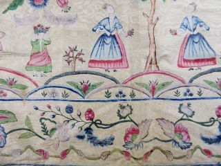 Rare Chinese painted silk for export to Europe 18c (Indies company). Hanging or bedspread pencilled on cream watersilk; Mixing of chinese elements with European figures in Roccoco early style. Good condition but  ...