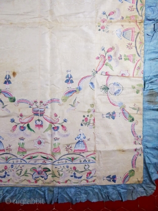 Rare Chinese painted silk for export to Europe 18c (Indies company). Hanging or bedspread pencilled on cream watersilk; Mixing of chinese elements with European figures in Roccoco early style. Good condition but  ...