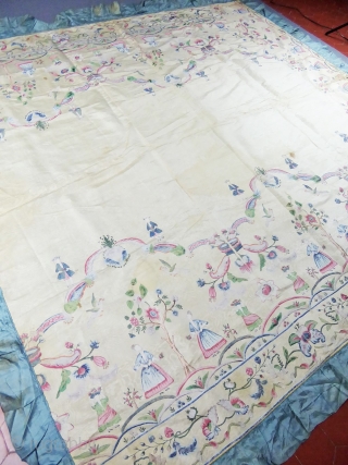 Rare Chinese painted silk for export to Europe 18c (Indies company). Hanging or bedspread pencilled on cream watersilk; Mixing of chinese elements with European figures in Roccoco early style. Good condition but  ...