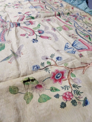 Rare Chinese painted silk for export to Europe 18c (Indies company). Hanging or bedspread pencilled on cream watersilk; Mixing of chinese elements with European figures in Roccoco early style. Good condition but  ...