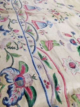 Rare Chinese painted silk for export to Europe 18c (Indies company). Hanging or bedspread pencilled on cream watersilk; Mixing of chinese elements with European figures in Roccoco early style. Good condition but  ...