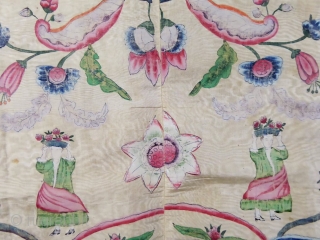 Rare Chinese painted silk for export to Europe 18c (Indies company). Hanging or bedspread pencilled on cream watersilk; Mixing of chinese elements with European figures in Roccoco early style. Good condition but  ...