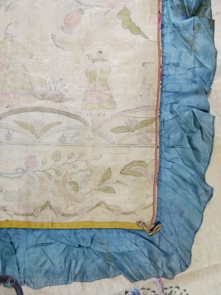 Rare Chinese painted silk for export to Europe 18c (Indies company). Hanging or bedspread pencilled on cream watersilk; Mixing of chinese elements with European figures in Roccoco early style. Good condition but  ...