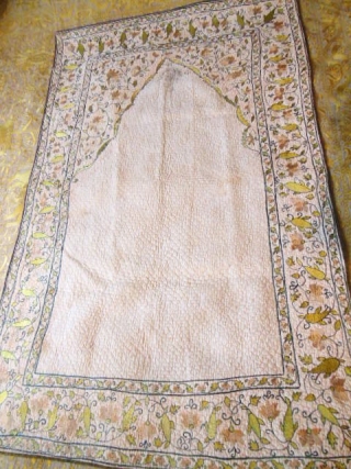 Moghol quilted and embroidered prayer mat with stamp 19c. Quilting pattern represents small shells  on unbleached cotton canvas previously drawn with reed pen. The polychrome silk embroidery  represents arches of  ...