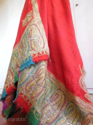 Gold Zari embroidered scalet shawl - India Punjab 19c. Long wool shawl/stole in scarlet red pashmina embroidered with gold zari . Vermilion red wool twill embroidered at each end of nine boteh  ...