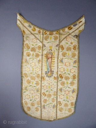 Indo Portuguese Christian Chasuble from China (Macao?)for export

very enigmatic chasuble embroidered potentially Compagnie des Indes Indo - Portuguese for Christianity. Embroidery of silk embroidery with a beautiful Virgin and child on a  ...