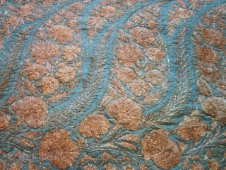 Turquoise Pashmina sash embroidered with silver thread - Kashmir India early 19c- 
Circa 1800/1840

India for western

Amazing turquoise pashmina sash or scarf embroidered with silver thread in India (Kashmir) for Western Europe. Embroidered  ...